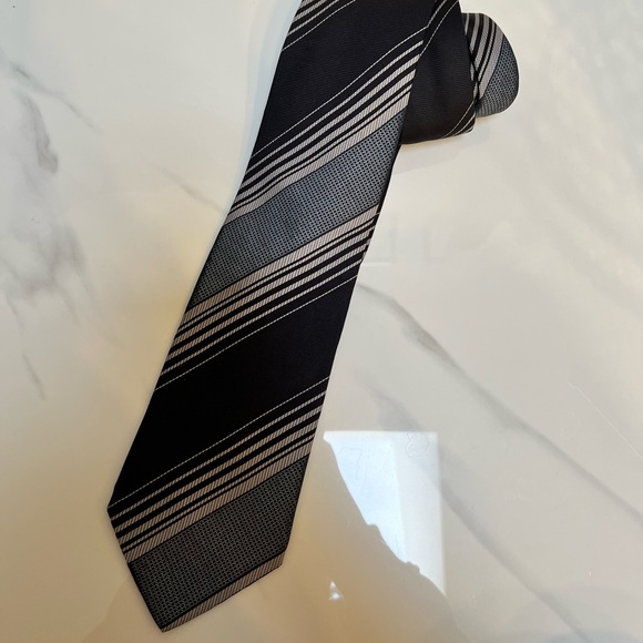 Giorgio Armani Silk tie - Picture 1 of 5
